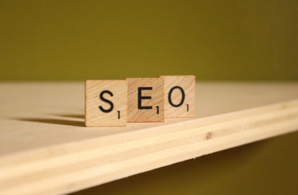 a wooden block that says seo on it